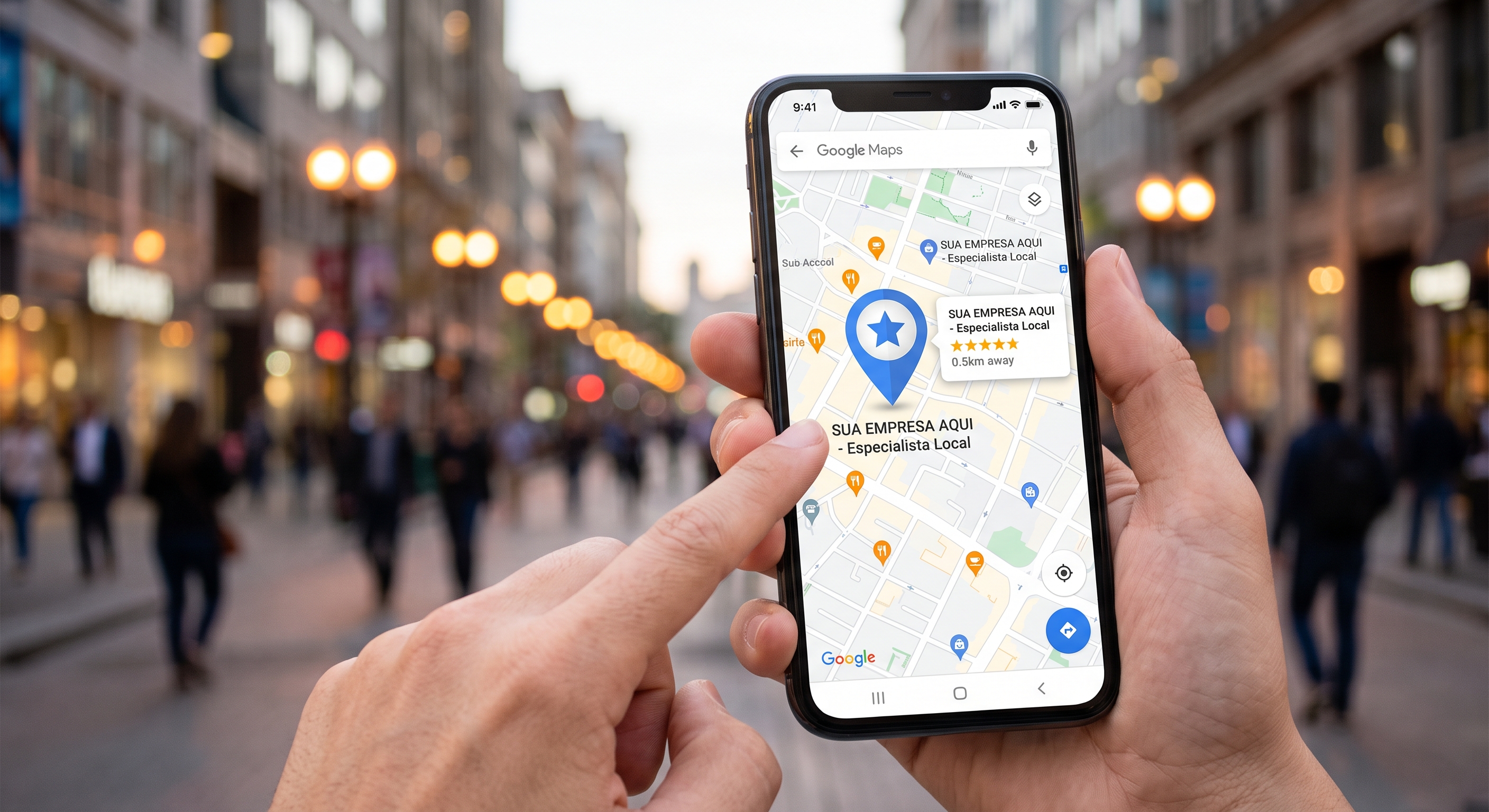 Mão segurando um smartphone aberto no Google Maps destacando uma empresa local bem posicionada